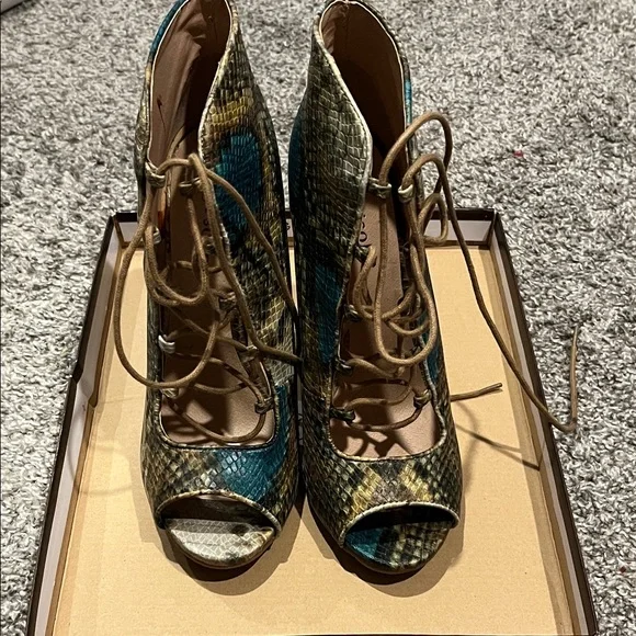 Stylish Snakeskin Lace-Up Heels - Picture 2 of 5